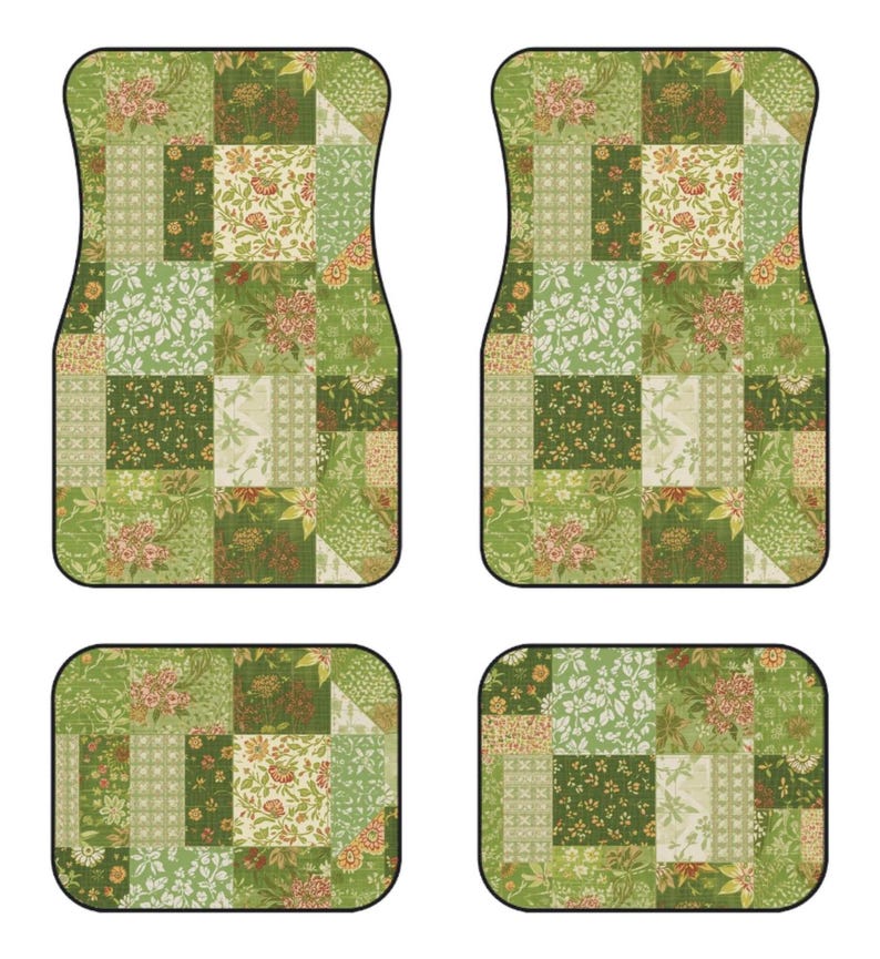K&ouml;nnte beinhalten: Ein Set aus vier Auto-Fu&szlig;matten mit einem Patchwork-Design in verschiedenen Gr&uuml;n-, Creme- und ged&auml;mpften Rott&ouml;nen. Das Muster besteht aus mehreren Quadraten mit floralen, botanischen und geometrischen Motiven und einem schwarzen Rand.