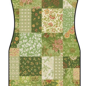 K&ouml;nnte beinhalten: Eine rechteckige Autofu&szlig;matte mit abgerundeten Ecken und schwarzem Rand, die ein Patchwork-Design aus verschiedenen gr&uuml;nen, wei&szlig;en und orangefarbenen Blumen- und Pflanzenmustern in einem Raster aus Quadraten und Rechtecken aufweist.