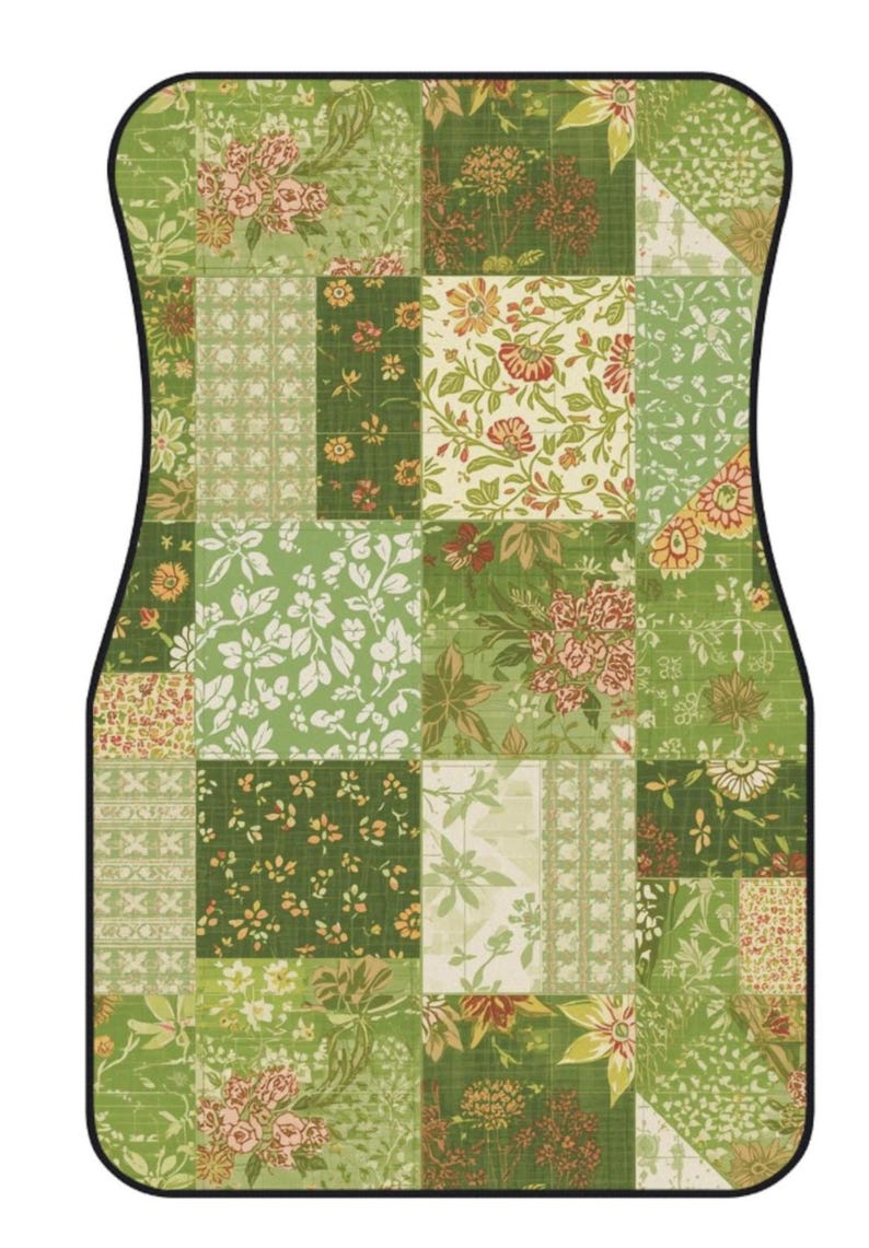 K&ouml;nnte beinhalten: Eine rechteckige Autofu&szlig;matte mit abgerundeten Ecken und schwarzem Rand, die ein Patchwork-Design aus verschiedenen gr&uuml;nen, wei&szlig;en und orangefarbenen Blumen- und Pflanzenmustern in einem Raster aus Quadraten und Rechtecken aufweist.