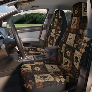 Può includere: Una coppia di coprisedili per auto con un design patchwork dai toni scuri. Il motivo presenta illustrazioni di zucche di Halloween, corvi neri, pipistrelli, lune crescenti, girasoli e margherite disposti in blocchi quadrati alternati.