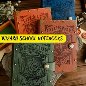 Może przedstawiać: Cztery skórzane zeszyty z różnymi herbami i dewizami domów ze świata czarodziejów. Zeszyty reprezentują domy Hogwartu: Gryffindor, Slytherin, Hufflepuff i Ravenclaw. Każdy zeszyt ma unikalny projekt z herbem, dewizą i nazwą domu.