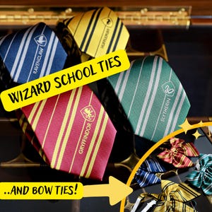 Puede incluir: Cuatro corbatas a rayas de diferentes colores con los nombres de las casas de Hogwarts: Gryffindor, Hufflepuff, Ravenclaw y Slytherin. Las corbatas están dispuestas en forma de abanico. El texto "WIZARD SCHOOL TIES" está escrito en amarillo sobre fondo negro. El texto "...AND BOW TIES!" está escrito en amarillo sobre fondo negro.