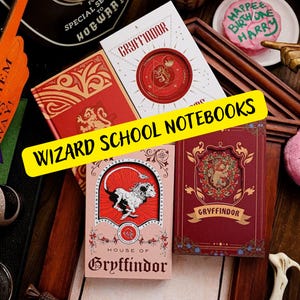 Könnte beinhalten: Vier verschiedene Notizbücher mit Harry-Potter-Motiv. Die Notizbücher sind rot und zeigen das Wappen und den Löwen des Hauses Gryffindor. Der Text "Wizard School Notebooks" ist in Gelb auf schwarzem Hintergrund gedruckt.