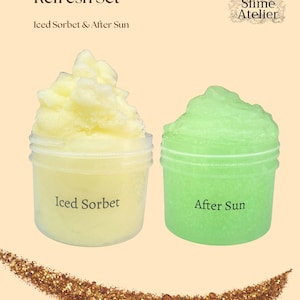 Pode incluir: Um Refresh Set da The Slime Atelier com dois potes de plástico transparente contendo slime. Um pote contém slime amarelo pálido Iced Sorbet e o outro slime verde claro After Sun. Abaixo dos potes há uma linha curva de glitter na cor bronze.