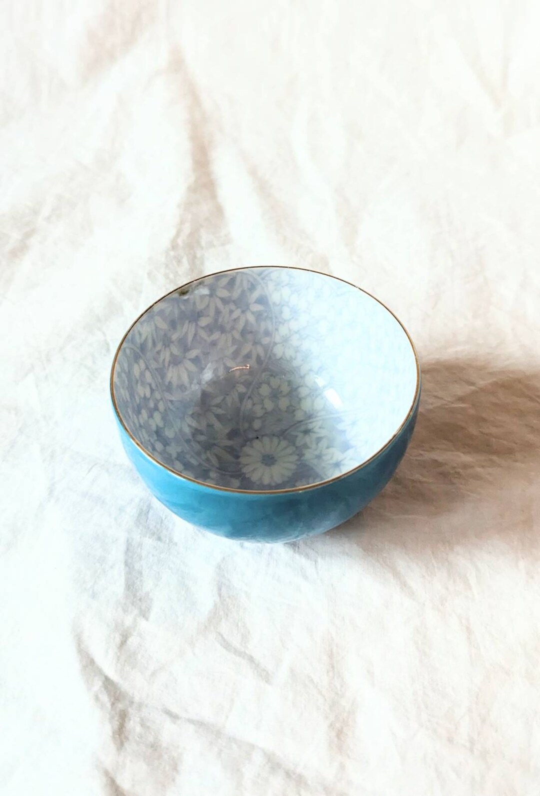 日本の茶碗、鮮やかな青色の花柄の内側 - Etsy 日本