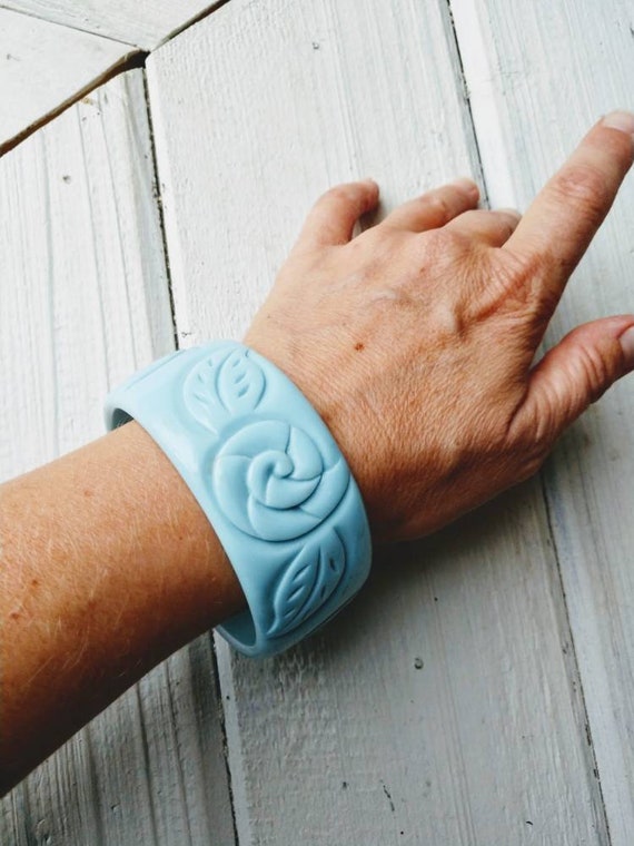 Carved plastic floral wide chunky bangle light blu