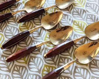 Cubiertos de latón y teca, ocho cucharas de postre, 13,3 cm, mediados de siglo.