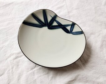 Plato de sushi pintado a mano con forma de haba de bambú azul