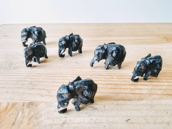 小さな黒檀の象 6体セット 手彫りの民芸品 伝統的な素朴なデザイン 20