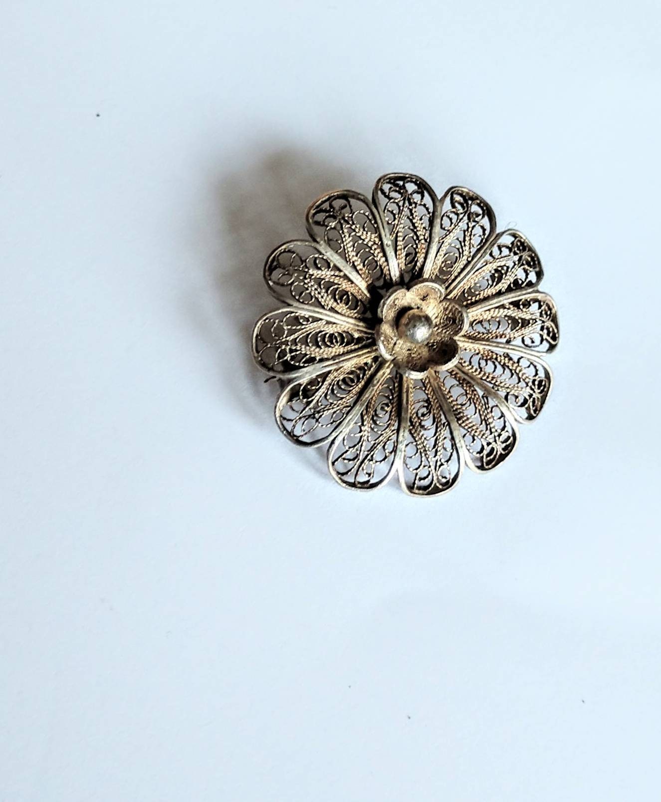 Broche Plumes métal argenté Travail Filigrané 1980s' 6,5 cm