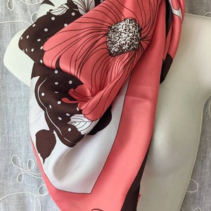Oscar de la Renta pañuelo de seda carré coral rosa marrón floral 90's gráfico moderno 34 pulgadas
