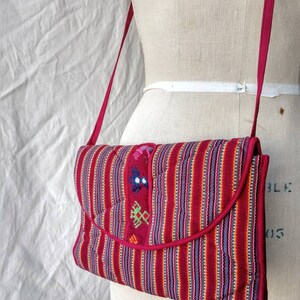 Cartera doblada guatemalteco monedero rojo ikat quetzal pájaro detalle crossbody