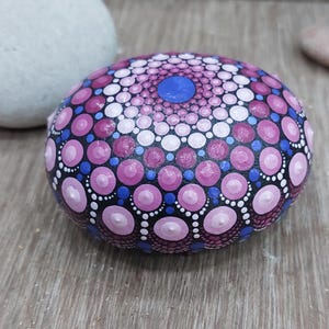 Mandala in pietra dipinta a mano