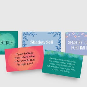 Può includere: Quattro carte colorate con sfondi ad acquerello e testo. Le carte sono intitolate "Spectrum", "Shadow Self", "Sensory Self Portrait" e "Se i tuoi sentimenti fossero colori, quali colori sarebbero adesso?" L'ultima carta contiene istruzioni per creare una serie di piccole opere d'arte, ognuna rappresentante un'emozione diversa che hai provato di recente. Usa colori, trame e forme diverse per trasmettere ogni sentimento.