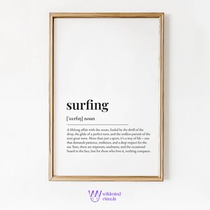 Puede incluir: Impresión enmarcada con la palabra "surfing" en negro. La definición de la palabra está debajo. El marco es de color marrón claro. Un logotipo es visible en la esquina inferior derecha.