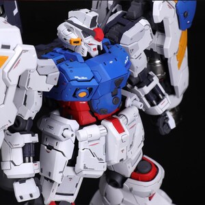 Puede incluir: Modelo detallado de robot con esquema de color blanco, azul, rojo y amarillo. El robot tiene un dise&ntilde;o complejo con m&uacute;ltiples partes articuladas, incluyendo cabeza, torso, brazos y piernas. El modelo est&aacute; sobre un fondo negro.