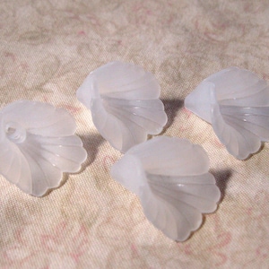 50pcs Frosted Lily Trumpet Flower Bead Cap Bead Lucite Acrylic White 20mm 427