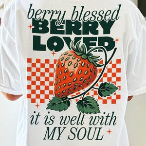 Es ist gut mit meiner Seele PNG, Retro Erdbeer-Shirt-Design, Beere gesegnet PNG, einfach gesegnetes Shirt Sublimationsdesign, Bibel-Vers-Aufkleber