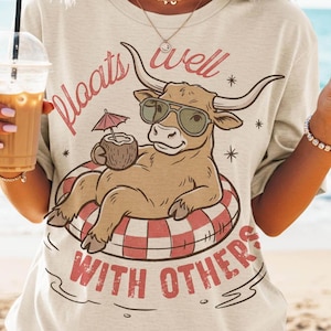 Schwimmt gut mit anderen PNG, Longhorn Kuh Strand Shirt Design, lustige Sommer Sublimations Grafik