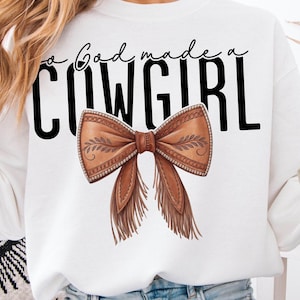Così Dio creò una cowgirl PNG, fiocco cristiano occidentale PNG, camicie da ragazza di campagna PNG, fiocco disegnato a mano Coquette, pelle di mucca, sublimazione, citazione