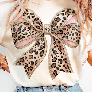 Laço de estampa de leopardo coquete PNG, clipart de laço desenhado à mão, laço de coquete aquarela, design de sublimação de camisa de laço de leopardo rosa, design de copo