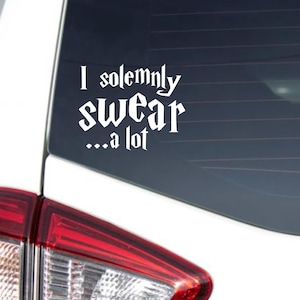 以下が含まれることがあります： 「I solemnly swear... a lot」という文字がスタイリッシュなフォントで書かれた白いビニール製の車のステッカーです。