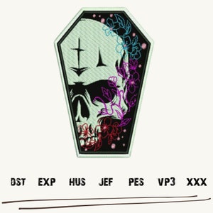 Pode incluir: Etiqueta bordada com uma caveira branca com uma cruz na testa, cercada por flores coloridas em forma de caixão preto.