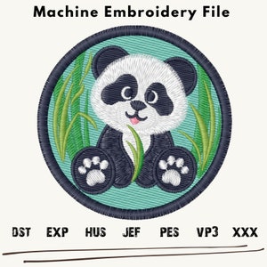 Puede incluir: Diseño de archivo de bordado a máquina de un lindo panda de dibujos animados sentado en la hierba verde. El diseño está en un círculo con un fondo azul y un contorno negro. Los formatos de archivo se enumeran debajo del diseño: DST, EXP, HUS, JEF, PES, VP3, XXX.