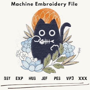 Può includere: File di ricamo a macchina con un gatto nero con una lisca di pesce in bocca, circondato da fiori blu e verdi. Il design include il testo "DST EXP HUS JEF PES VP3 XXX".