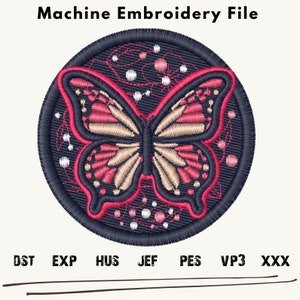 Może przedstawiać: Plik do haftu maszynowego przedstawiający różowo-beżowego motyla z kwiatowym wzorem na ciemnoniebieskim tle. Plik jest dostępny w formatach DST, EXP, HUS, JEF, PES, VP3 i XXX.