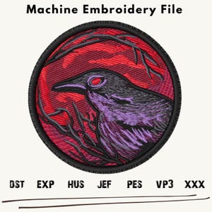 Peut inclure: Un motif de broderie machine rond représentant un corbeau violet et noir avec un œil rouge, perché sur une branche sur un fond rouge et noir.