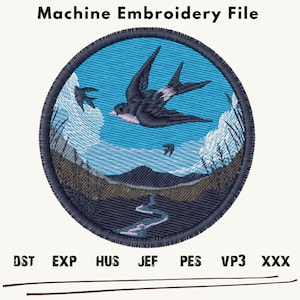 Peut inclure: Un fichier de broderie machine rond représentant un ciel bleu avec des nuages blancs, une rivière et une hirondelle bleu foncé volant au-dessus d'une chaîne de montagnes. Le fichier est disponible aux formats DST, EXP, HUS, JEF, PES, VP3 et XXX.