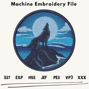 Pode incluir: Um design de arquivo de bordado de máquina que apresenta um lobo uivando para a lua em um esquema de cores azul e cinza. O design é circular e inclui nuvens e uma paisagem rochosa.