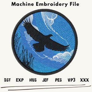 Peut inclure: Fichier de broderie machine représentant une silhouette noire d'un aigle volant sur un fond de ciel bleu avec des nuages blancs. Le motif est de forme circulaire et est parfait pour créer des patchs, des vêtements ou d'autres objets artisanaux.