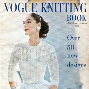 Puede incluir: Portada del libro Vogue Knitting Book con una mujer que lleva un cárdigan de punto blanco. El texto de la portada dice "Vogue Knitting Book Primavera y Verano 1957 Más de 50 diseños nuevos".