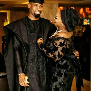 Passende Paarkleider / nigerianische, afrikanische Braut und Bräutigam Brautkleider / Paare Jubiläum Outfits / traditionelles Paar Brautkleider