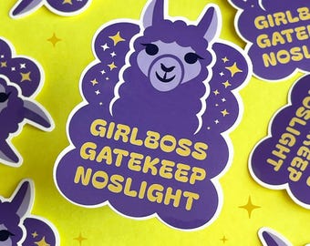 Può includere: Sticker di lama viola con il testo "Girlboss Gatekeep Noslight" in lettere gialle. Lo sticker ha una forma a nuvola ed è decorato con piccole stelle gialle.