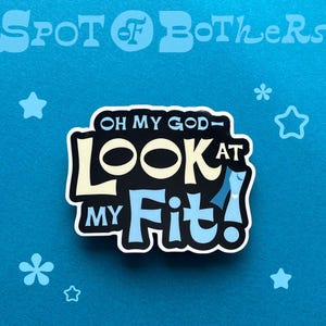 Pu&ograve; includere: Un adesivo con la scritta "OH MY GOD - LOOK AT MY FIT!" in nero, bianco e azzurro. L'adesivo &egrave; su uno sfondo blu con stelle e forme di fiori.