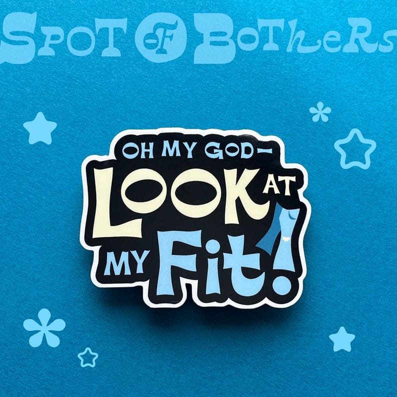 Pu&ograve; includere: Un adesivo con la scritta "OH MY GOD - LOOK AT MY FIT!" in nero, bianco e azzurro. L'adesivo &egrave; su uno sfondo blu con stelle e forme di fiori.