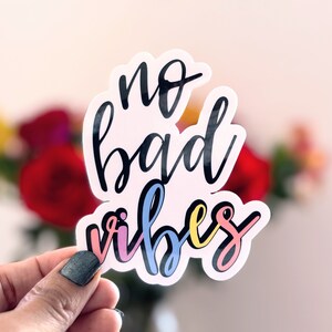 Pegatina "No Bad Vibes" / 3 pulgadas / Troquelada / Pegatinas brillantes para agendas, vasos, computadoras portátiles y más / Regalo / Calcomanía divertida