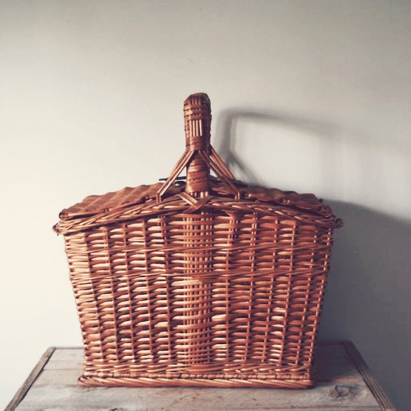 Vintage Wicker Picnic Basket, Summer Picnics, Outings, Storage Basket, Picnic Hamper, Vintage Wicker Basket, Cottage Decor