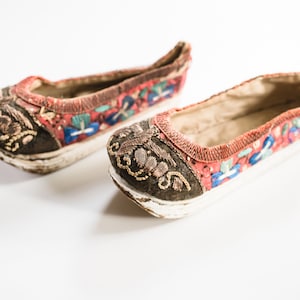 Antique Chinese Embroidered Qing Dynasty Children&#39;s Shoes, Collectibles