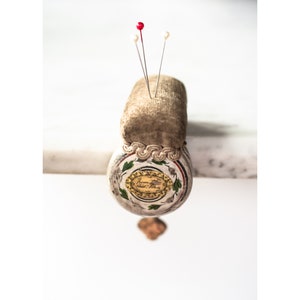 Antike englische handbemalte Holz & Samt Nähnadel Kissenklemme, feine Vintage Nähen Sammlerstücke