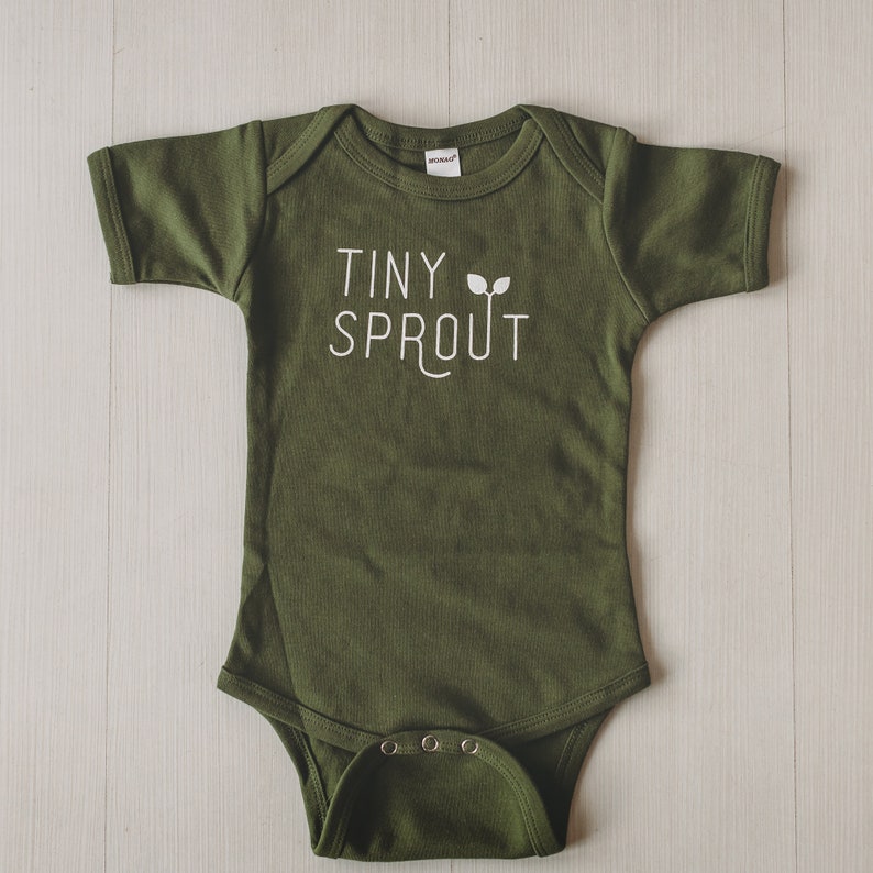 Combinaison bébé Tiny Sprout, vêtements pour bébés unisexes, vêtements végétaux, cadeau de douche de bébé, nouveau cadeau de bébé, unisexe image 1