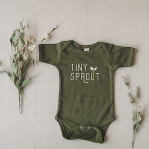 Combinaison bébé Tiny Sprout, vêtements pour bébés unisexes, vêtements végétaux, cadeau de douche de bébé, nouveau cadeau de bébé, unisexe image 6