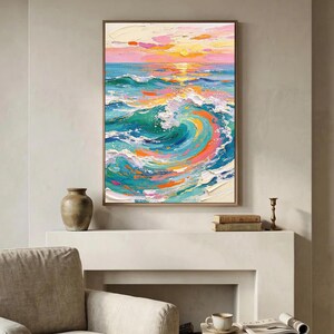 Puede incluir: Una pintura al óleo sobre lienzo que representa una vibrante escena oceánica con una gran ola que se curva en tonos turquesa, azul profundo y naranja brillante. El cielo muestra un atardecer con suaves tonos rosa, amarillo y melocotón, realizados con pinceladas gruesas y texturizadas.