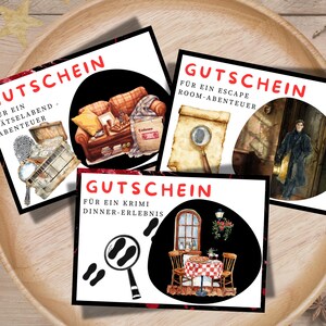 Könnte beinhalten: Ein Holztablett zeigt drei Gutscheine mit schwarzen Hintergründen und weißen Rändern. Jeder Gutschein hat ein anderes Thema: ein Wohnzimmer, eine Schriftrolle mit einer Lupe und eine Esszimmerszene. Das Wort "GUTSCHEIN" ist sichtbar.