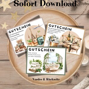 Könnte beinhalten: Ein Holztablett zeigt drei Gutscheindesigns. Die Gutscheine zeigen Aquarellillustrationen von Reisen, einem Candle-Light-Dinner und einem Spa-Tag. Der Text enthält "Gutschein" und "Sofort Download."