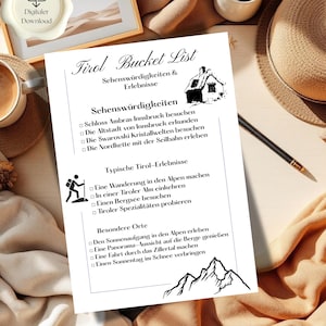 Könnte beinhalten: Ein digital herunterladbarer Tirol Bucket List-Druck. Der schwarze Text auf dem weißen Papier listet Sehenswürdigkeiten und Erlebnisse auf, darunter der Besuch von Schloss Ambras Innsbruck. Das Bild enthält eine Tasse Kaffee, einen Hut und einen Stift.