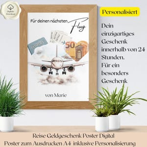 Könnte beinhalten: Ein gerahmtes Poster zum Thema Reisen mit einem Flugzeug, einem Reisepass und einem herzförmigen Design mit einem 50-Euro-Schein. Das Poster enthält den Text "Für deinen nächsten Flug" und "von Marie". Der Rahmen ist hellbraun.